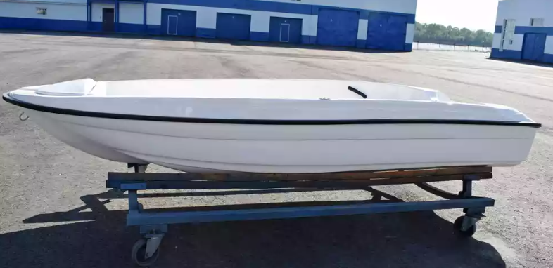 Стеклопластиковая лодка Пингвин (тримаран) в Астрахани