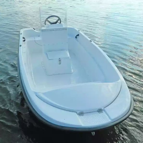 Стеклопластиковая лодка Пингвин с консолью (тримаран) в Астрахани