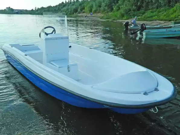 Стеклопластиковая лодка Пингвин с консолью (тримаран) в Астрахани