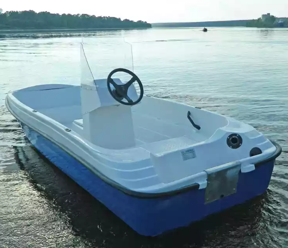 Стеклопластиковая лодка Пингвин с консолью (тримаран) в Астрахани