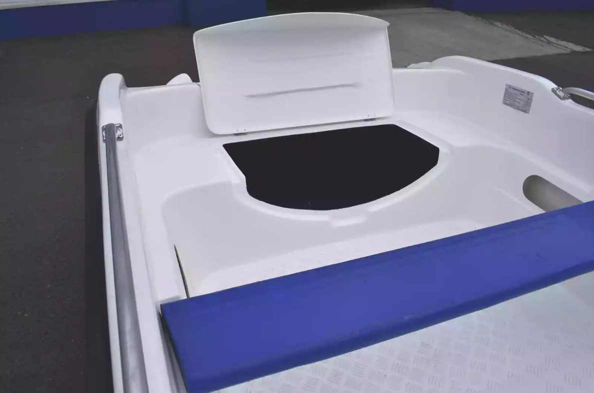 Стеклопластиковая лодка Пингвин New (тримаран) в Астрахани