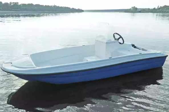 Стеклопластиковая лодка Пингвин с консолью (тримаран) в Астрахани