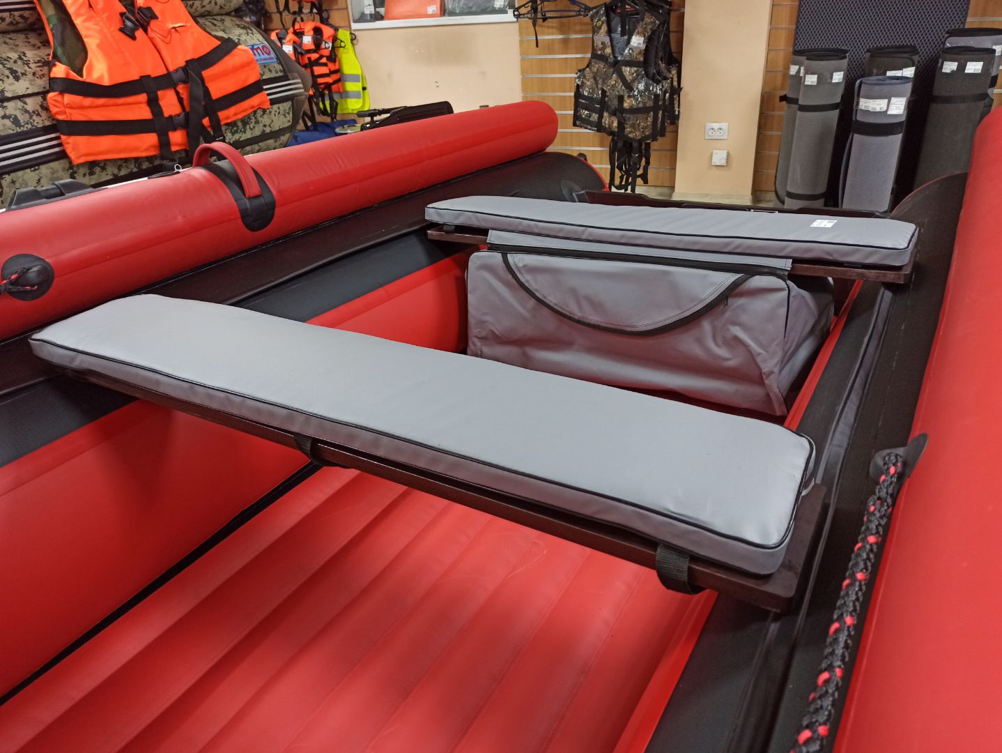 КОМПЛЕКТ МЯГКИХ НАКЛАДОК С СУМКОЙ ДЛЯ ЛОДОК 90Х20 СЕРЫЙ в Астрахани