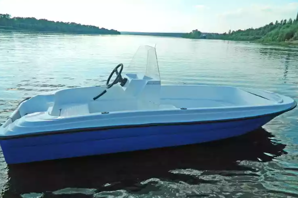 Стеклопластиковая лодка Пингвин с консолью (тримаран) в Астрахани
