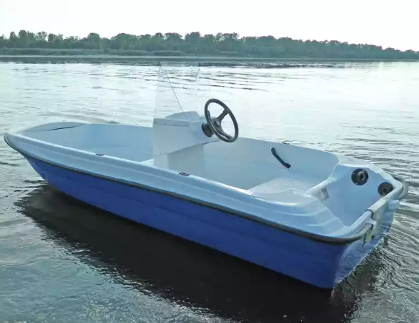 Стеклопластиковая лодка Пингвин с консолью (тримаран) в Астрахани