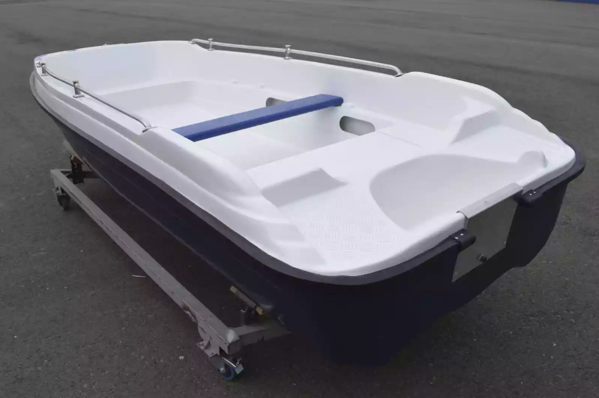 Стеклопластиковая лодка Пингвин New (тримаран) в Астрахани