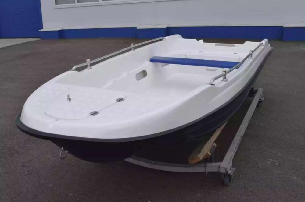 Стеклопластиковая лодка Пингвин New (тримаран) в Астрахани