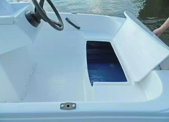 Стеклопластиковая лодка Пингвин с консолью (тримаран) в Астрахани