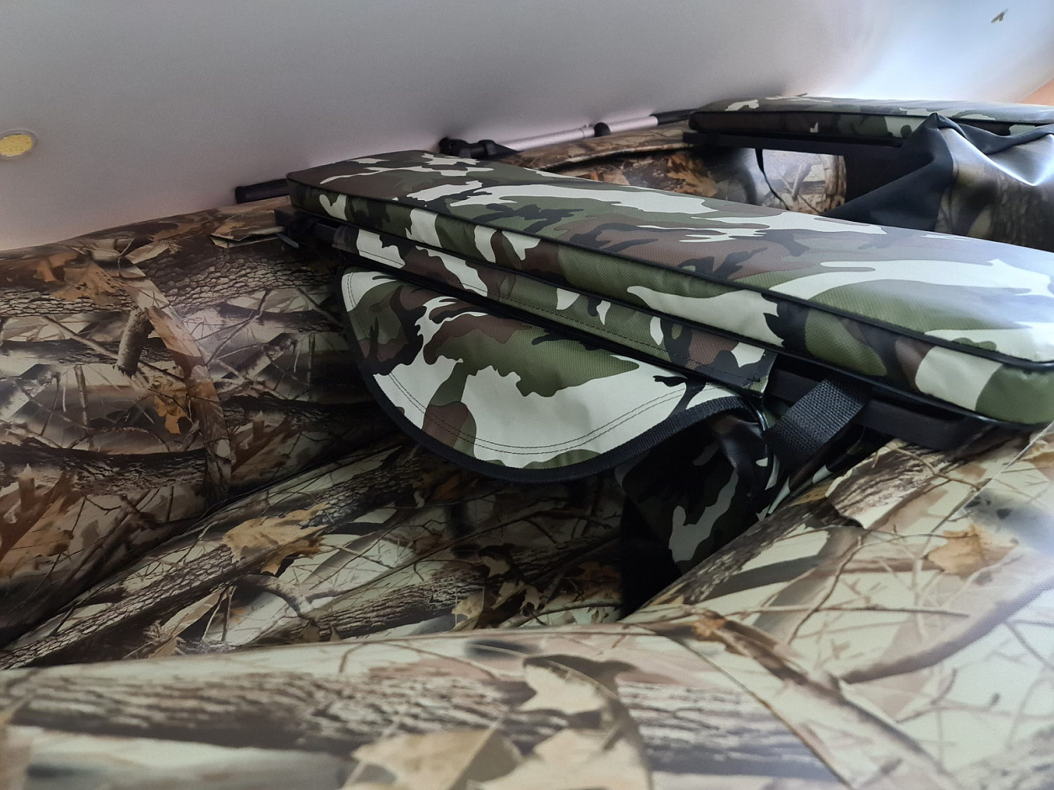 КОМПЛЕКТ МЯГКИХ НАКЛАДОК С СУМКОЙ ДЛЯ ЛОДОК 80Х20 КАМУФЛЯЖ в Астрахани